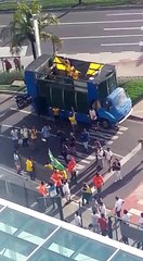 Video herunterladen: Manifestantes trocam ofensas em frente a sede da Petrobras