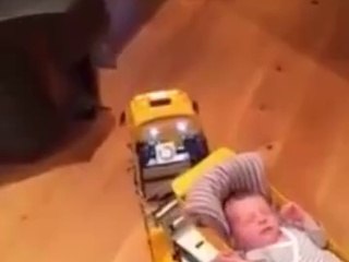 Bebeği babasıyla bırakırsan olacağı budur!