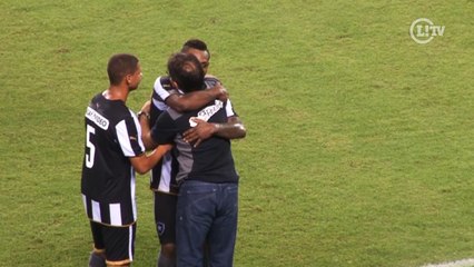 René dá resposta curiosa ao comentar beijo que recebeu de Jobson