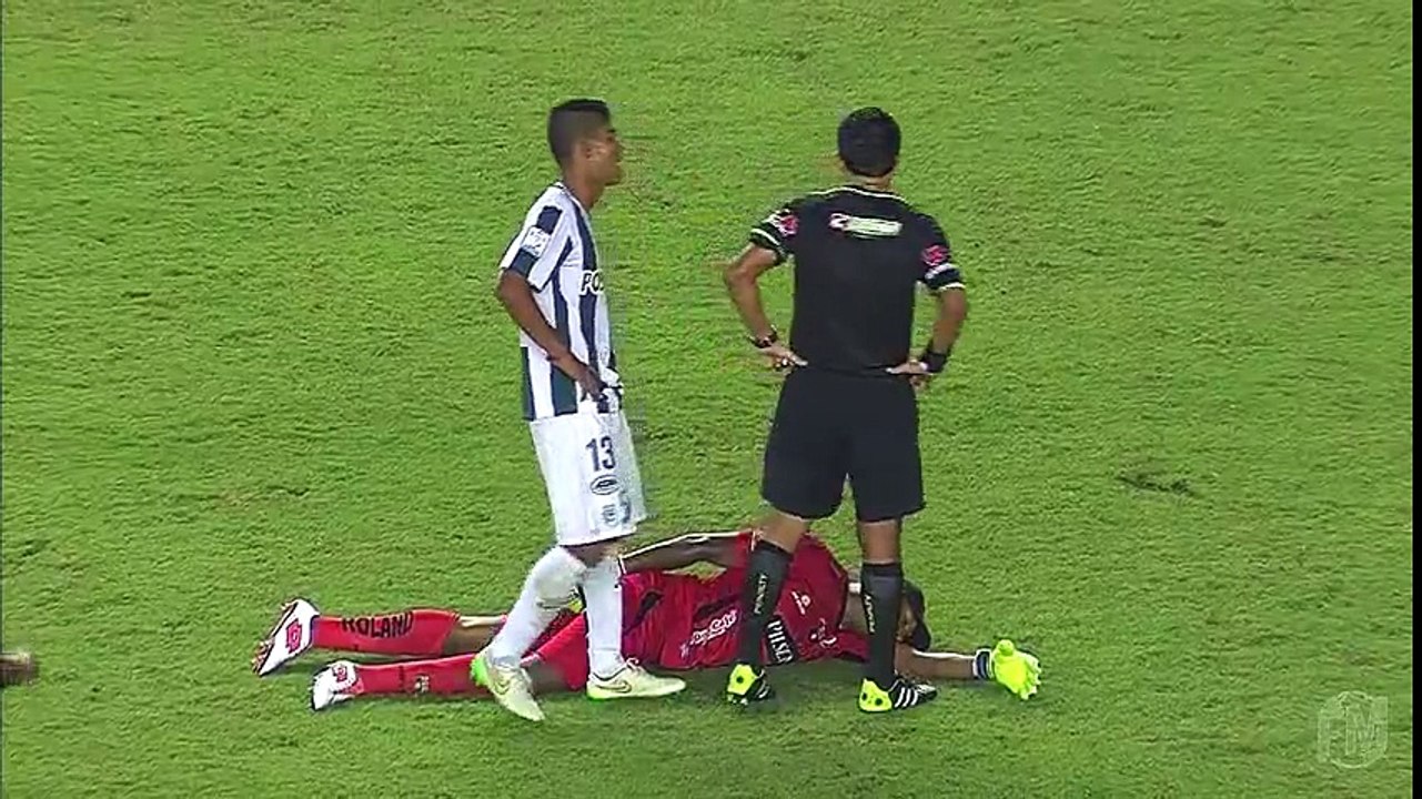 kırmızı kart görmemek için ölü taklidi yapan futbolcu