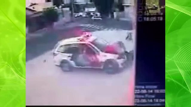 Viatura da policia batendo de frente com moto de ladrões em fuga