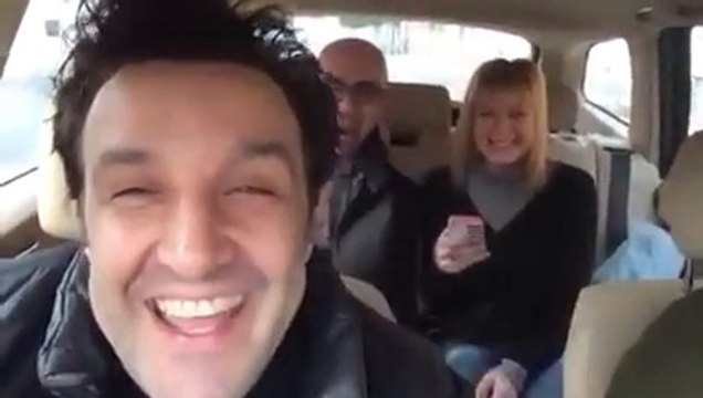 Flavio Insinna verso Corato per presentare La macchina della felicità