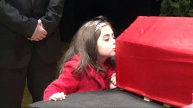 Erol Büyükburç'un Torunu Dedesinin Tabutunu Öptü