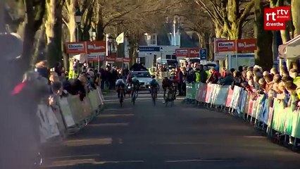 Toeschouwer veroorzaakt val bij eindsprint Drentse 8 van Westerveld