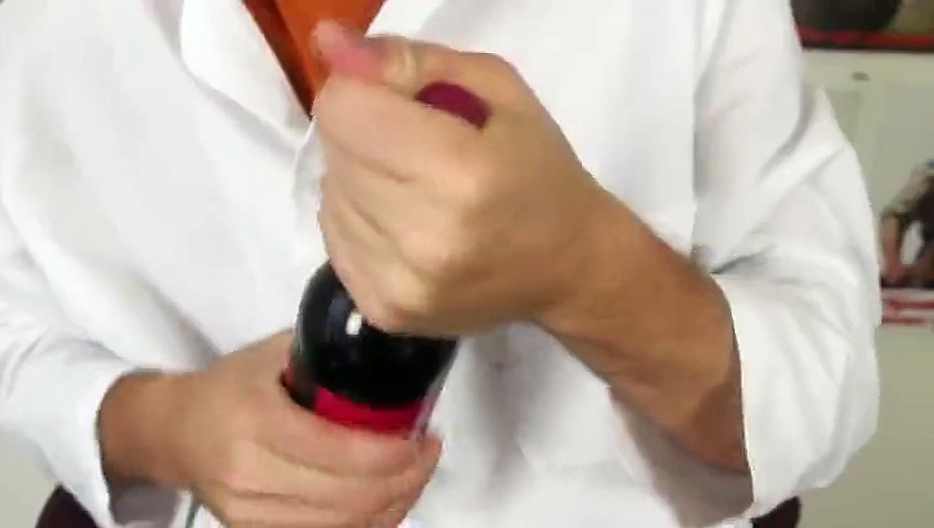 Bıçakla kolay bir şekilde şarap açmak - Dailymotion Video
