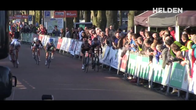 Un homme fait volontairement chuter un cycliste sur un sprint d'arrivée : chute terrible!