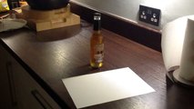 Ouvrir une bouteille de bière avec une feuille de papier