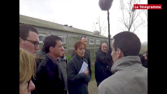 Pléboulle (22). Manuel Valls visite une exploitation porcine