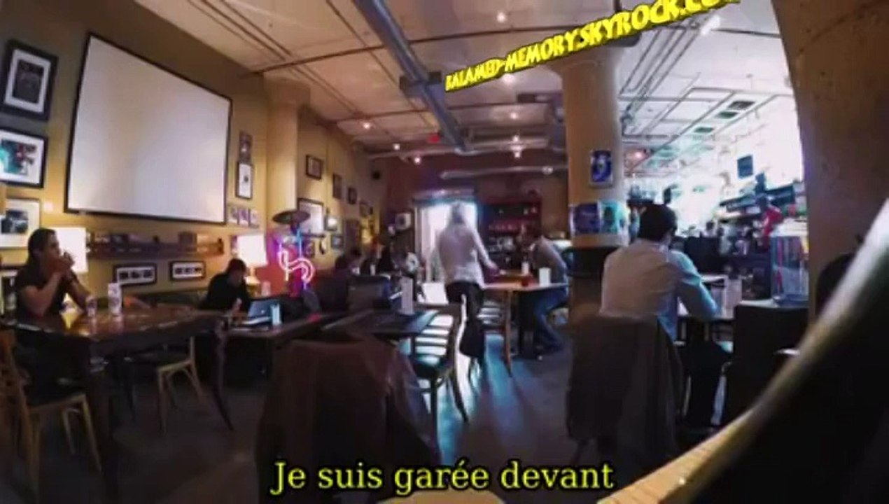 Quand une jolie blonde piège des hommes au volant de sa Ford Mustang
