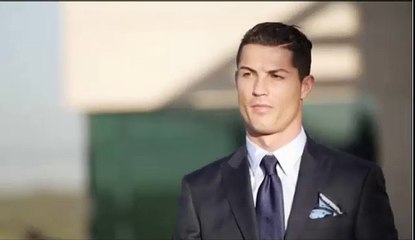 Cristiano Ronaldo desfilando con saco y corbata su nueva coleccion