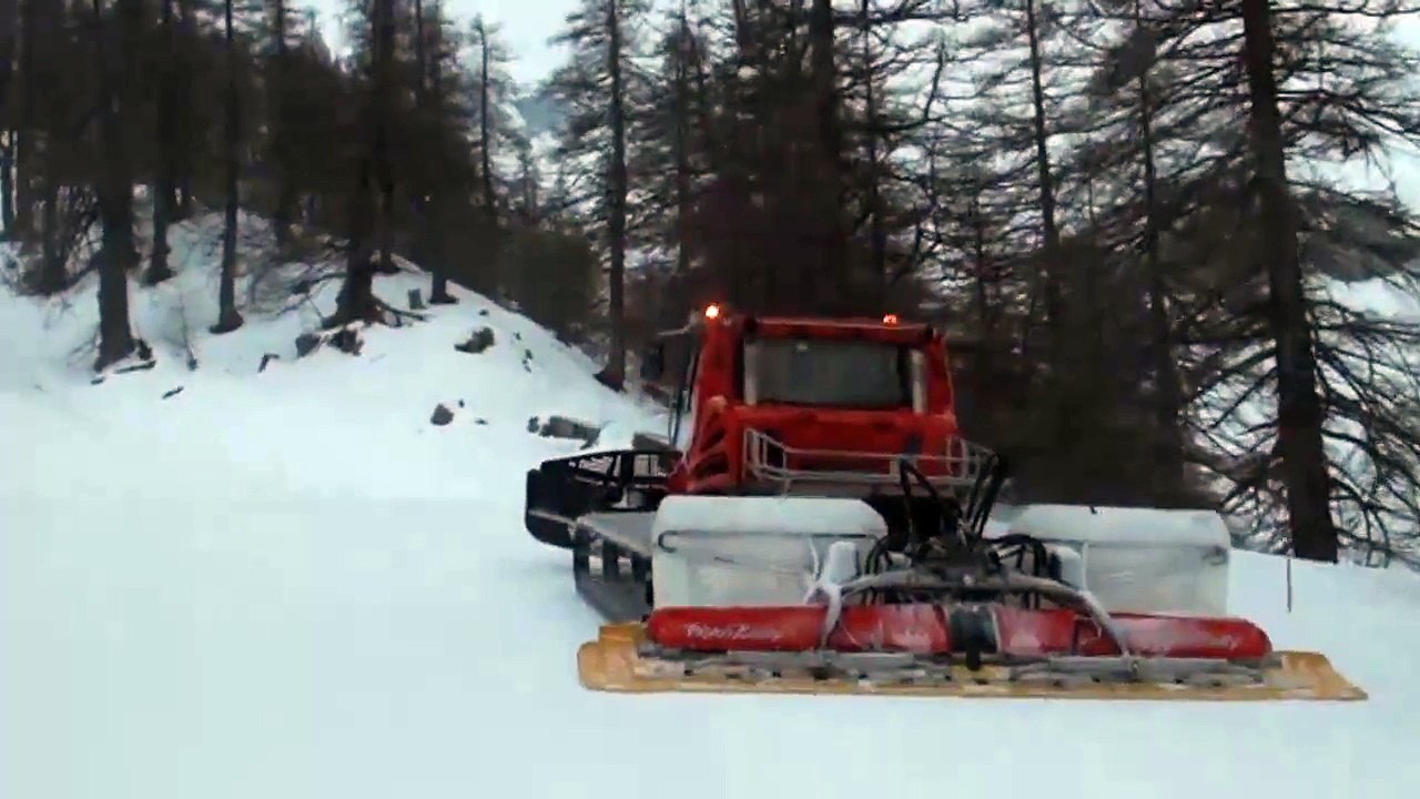 Auron, les dameuses en action