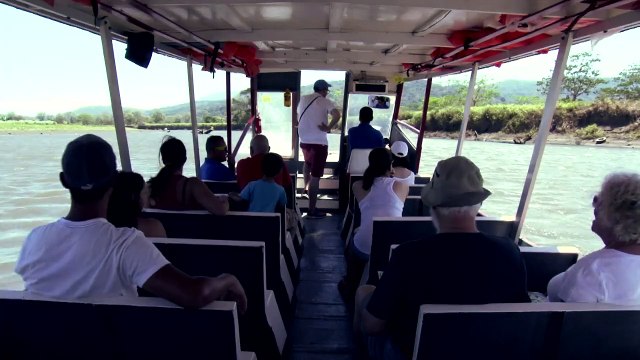 Crocodile-whisperers draw tourists to Costa Rica