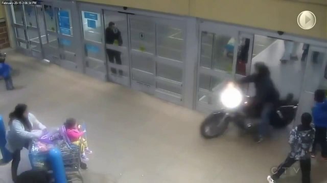 Course poursuite : Un motard dévale un escalator