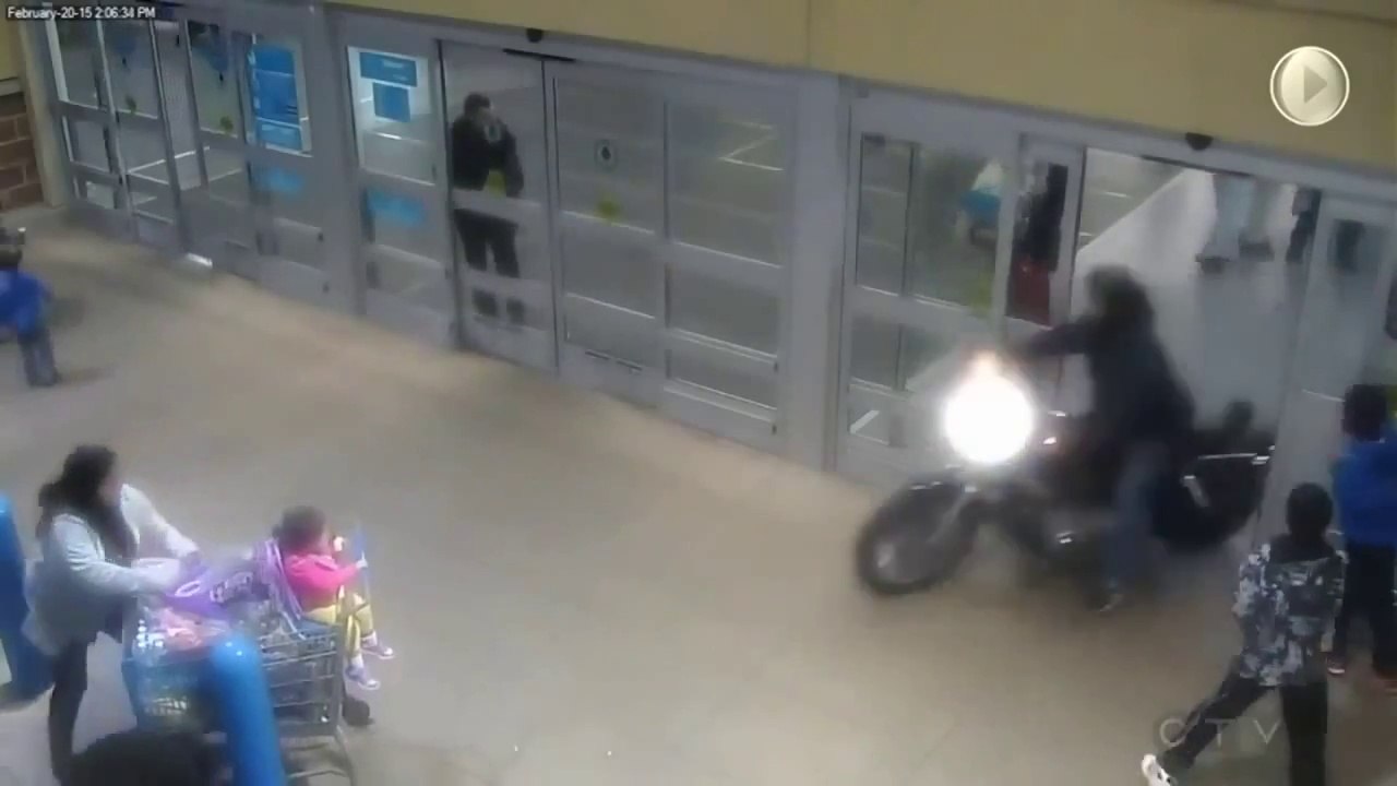 Course poursuite : Un motard dévale un escalator