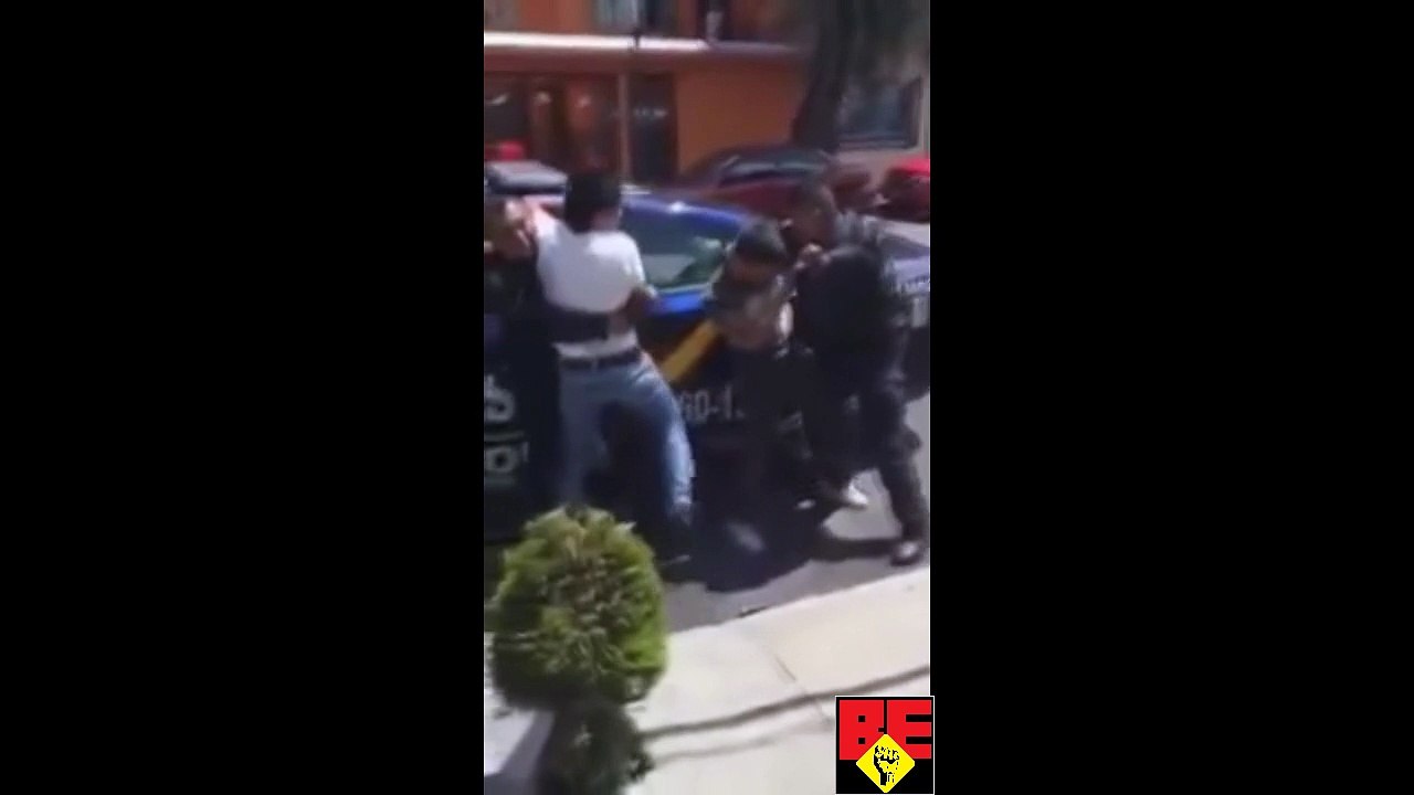 Pelean contra policias