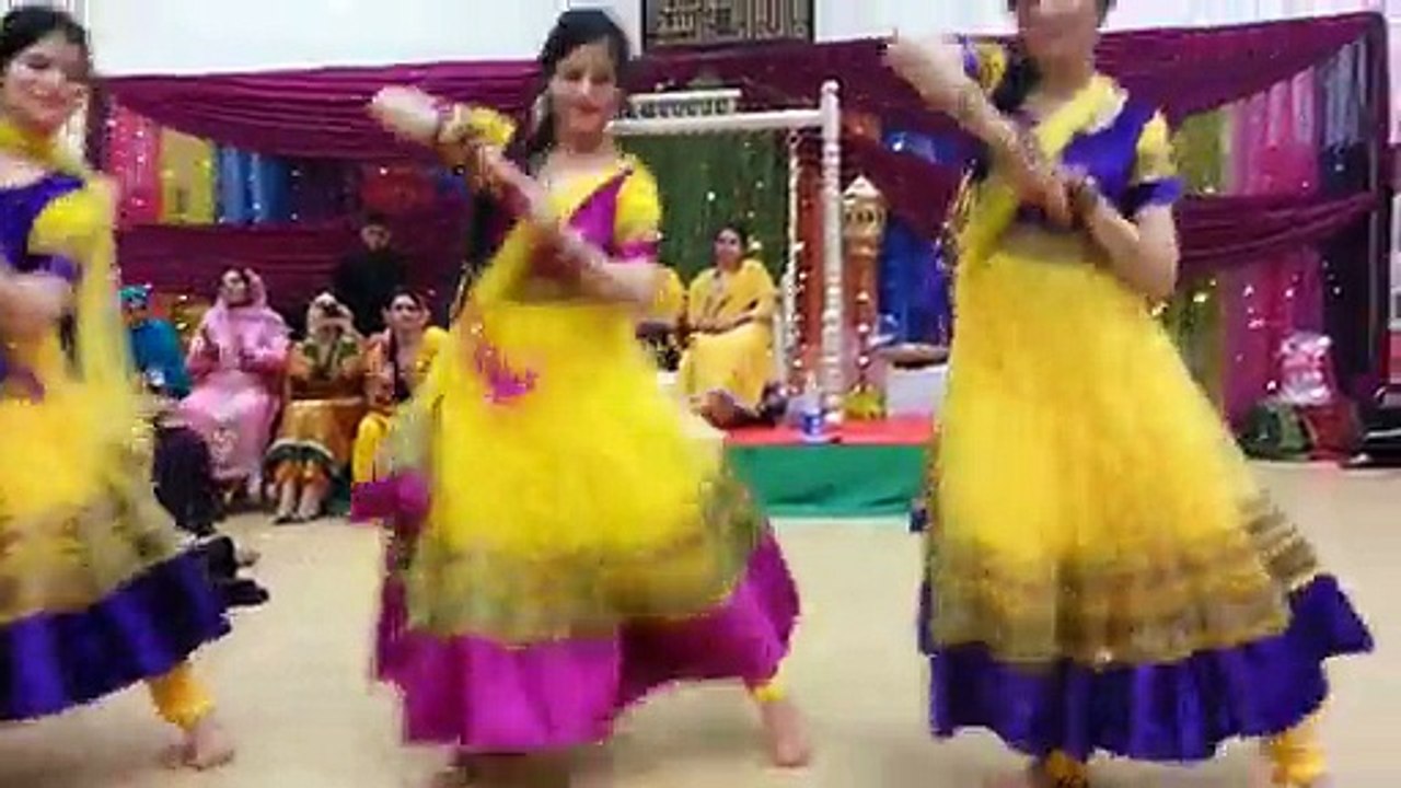 Hina & Omar Mehndi Dance by girls