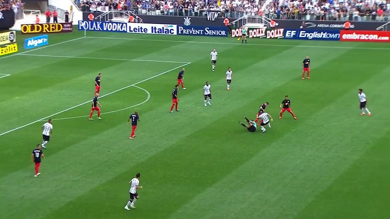 Emerson Sheik(Corinthians) empuja y regatea al árbitro en el suelo vs RB-Brasil
