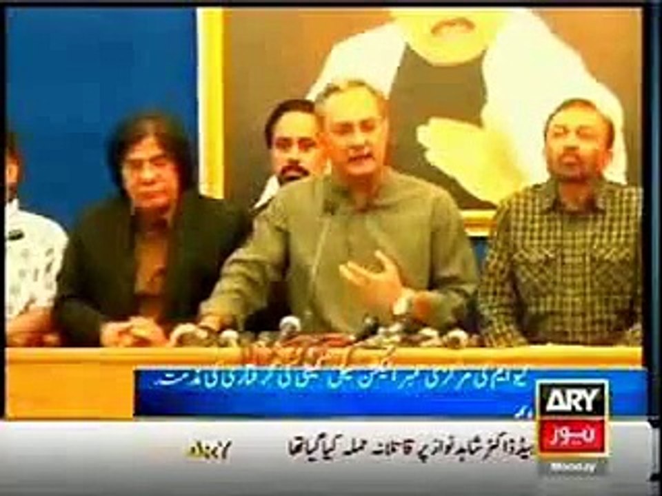 الطاف کہتا ہے عمیر صدیقی کو نہیں جانتا جبکہ الیکشن کے وقت عمیر صدیقی کو حراست میں لیا گیا تھا تو رابطہ کمیٹی نے باقاعدہ پریس کانفریس کی تھی ۔۔ دیکھیے دونوں کلپس