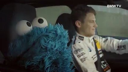 El monstruo de las galletas en un BMW Serie 1