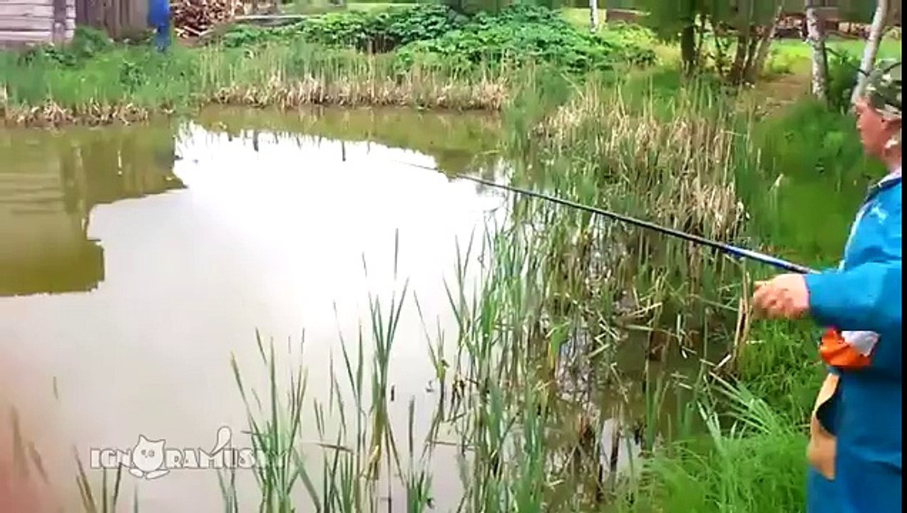Il pêche un poisson mais ce qui lui arrive est vraiment DROLE
