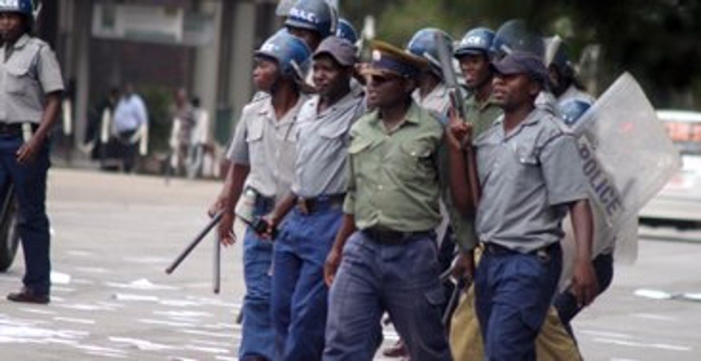 Zimbabwe'de Polisin Uyguladığı Şiddet Pes Dedirtti!