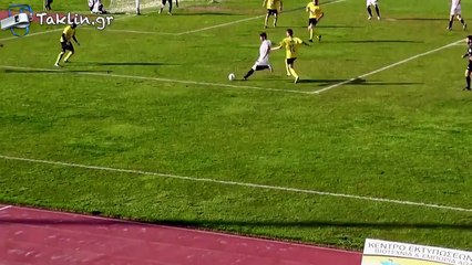 ¡Un árbitro pita un delirante penalti tras un resbalón del delantero!