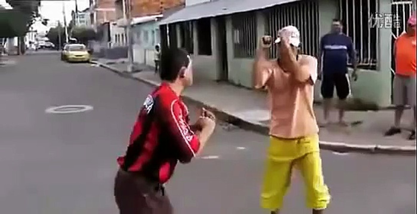 İzleyenleri Gülme Krizine Sokan Sokak Dövüşü