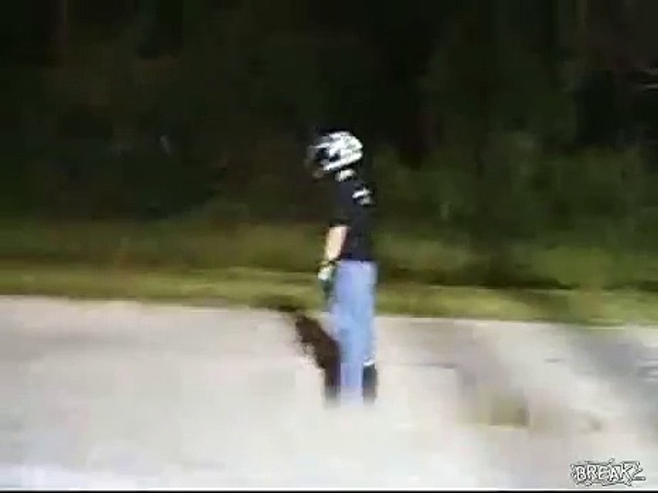 Saut par dessus un scooter... raté!