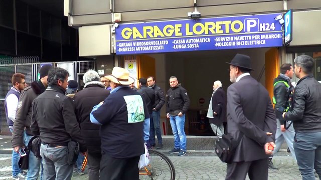 Napoli - Parcheggiatori abusivi, giovane imprenditrice si ribella -2- (14.03.15)