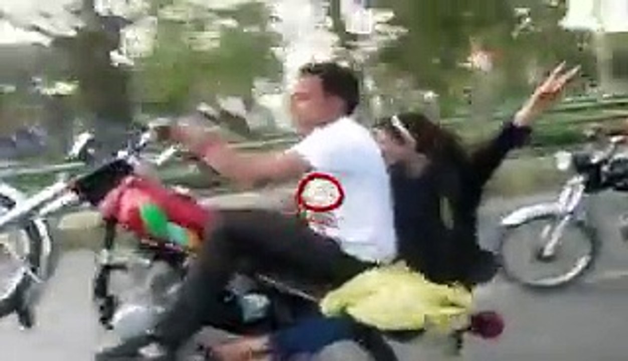 One wheeling with girl lahore canal road - beautyfull and cute girl wheeling - HDEntertainment
