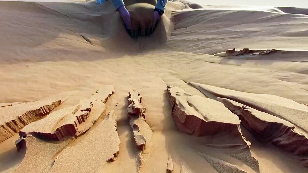 Jouer dans le sable du Sahara / Play in the sand of the Sahara