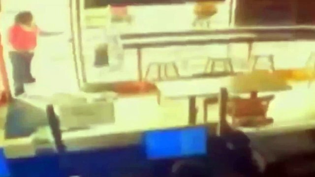 Empotra su coche en una pizzería con una mujer encima del capó