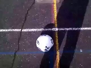 Avec le pied,j'ai mis la ballon de foot dans le panier d'basket!