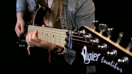 Incroyable talent d'une petite guitariste filmée par son professeur