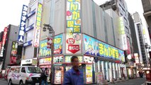 Des japonais vivent dans des Internet Cafes car les loyers sont trop cher!