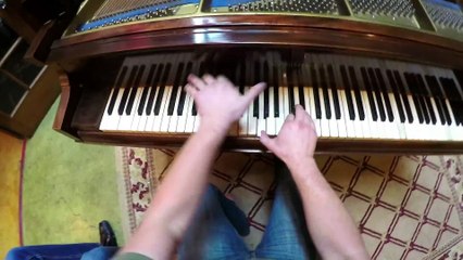 Video herunterladen: Impro Piano de malade! Surdoué....