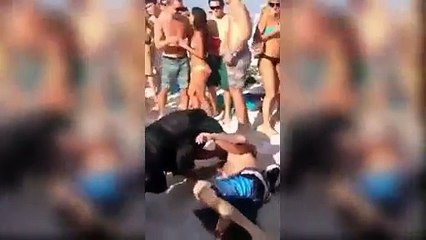 Un policier calme deux hommes sur la plage (Floride)