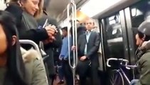 Dans le métro parisien, un homme noir cherche une femme blan