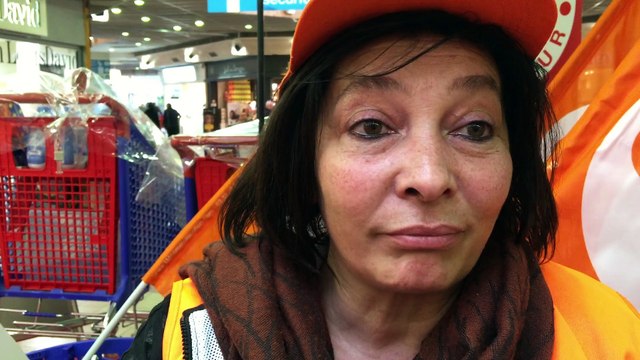 Béatrice, SG du Syndicat CFDT Services 83 - Action d'information au Carrefour à Ollioules le vendredi 13 mars 2015