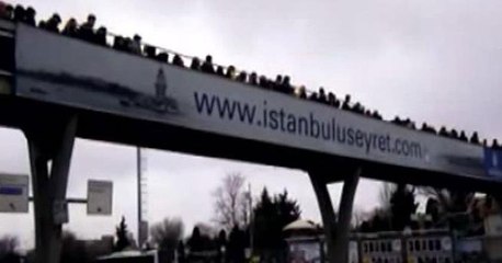 Üstgeçitte yaya trafiği durdu