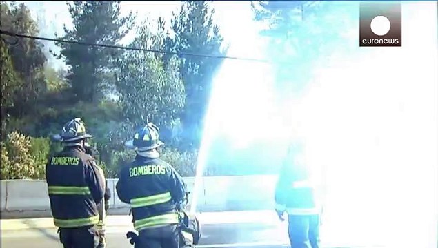 Cile, vigili del fuoco al lavoro per spegnere fiamme a Valparaiso