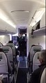 This Flight Attendant Knows How To Get Her Passengers Through A Flight Delay / Cet agent de bord sait comment obtenir ses passagers Grâce Un retard de vol