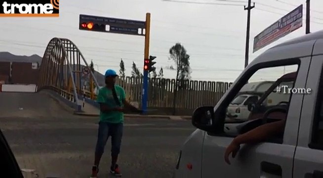 Joven se gana la vida haciendo malabares con sables