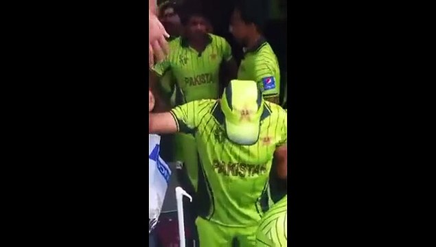 Crowd shouting Sarfaraz Dhoka nahi Dega - and - Lala Catch Out nahi hona