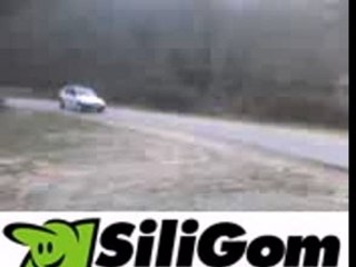 Drift: une Saxo en glisse...va au talus