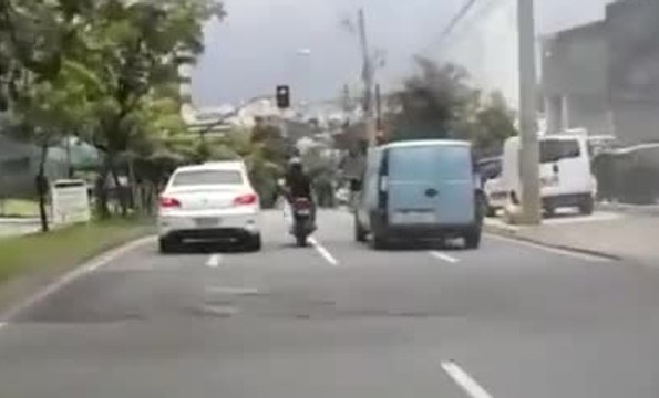 FAIL : Voilà pourquoi il ne faut jamais s'énerver contre une voiture quand on est en moto