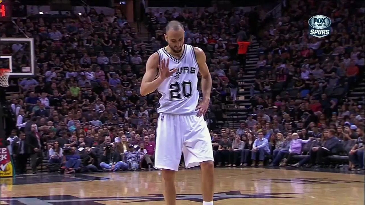 L'arbitre lui envoie le ballon trop tôt... Manu Ginobili lui met une faute technique !