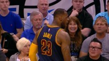Quand un fan enlève le ballon des mains de LeBron James en pleine action