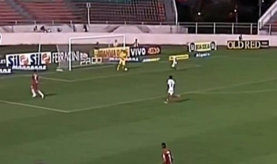 le gardien élimine son adversaire avec un coup du sombrero en pleine surface