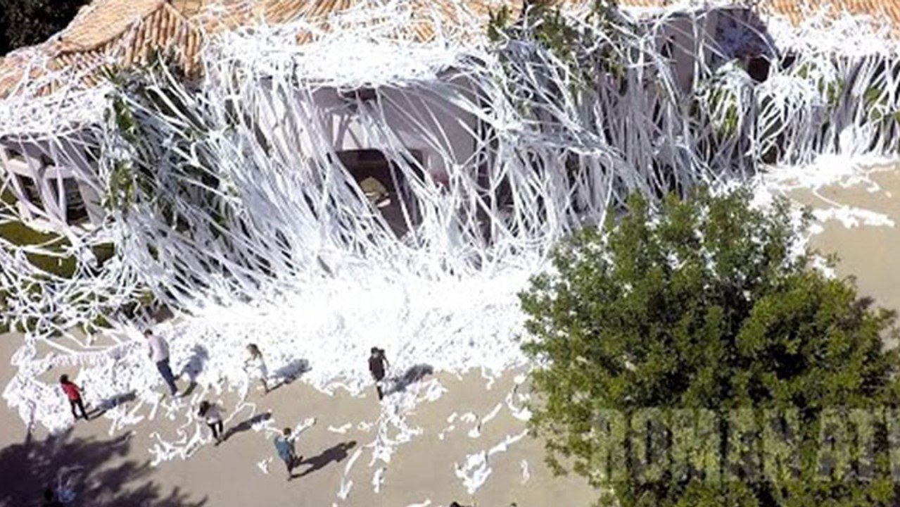 Caméra cachée: Ils recouvrent la villa d'une star avec des milliers de rouleaux de papier toilette